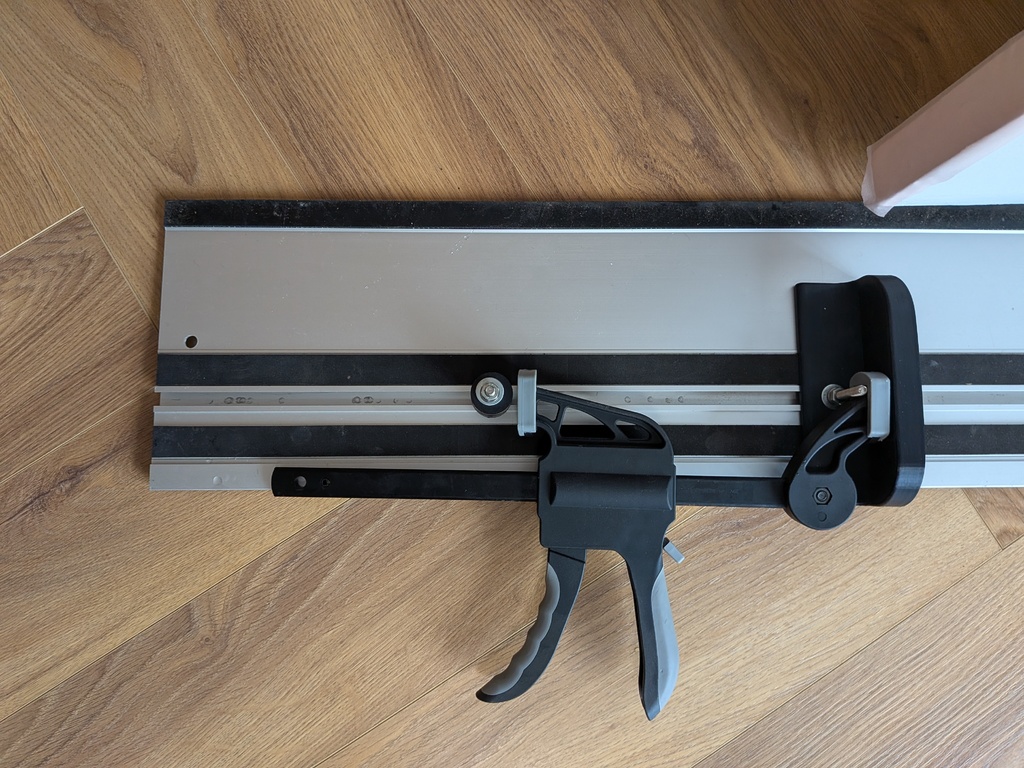 Зажим для обрезки краев дверей в месте установки для пил Festool