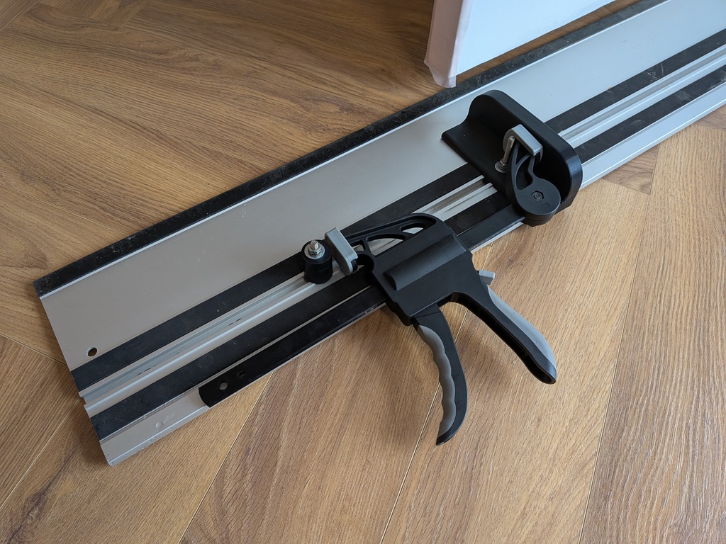 Зажим для обрезки краев дверей в месте установки для пил Festool