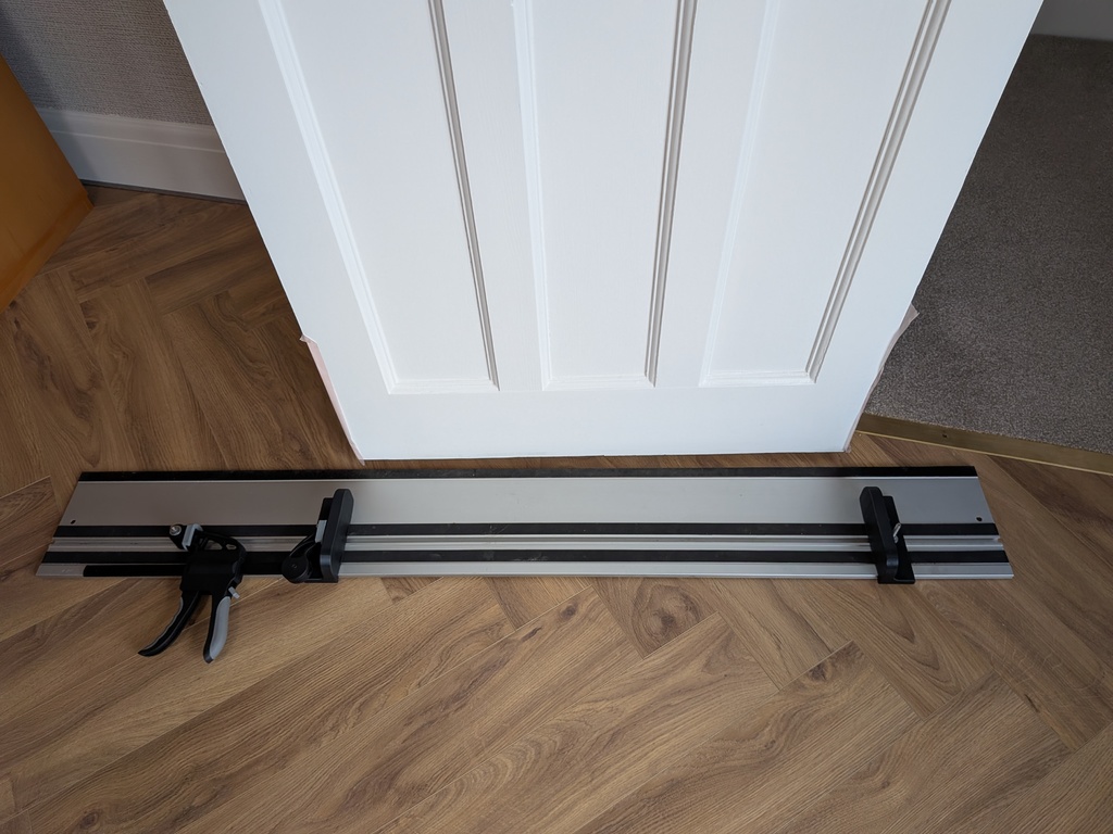 Зажим для обрезки краев дверей в месте установки для пил Festool