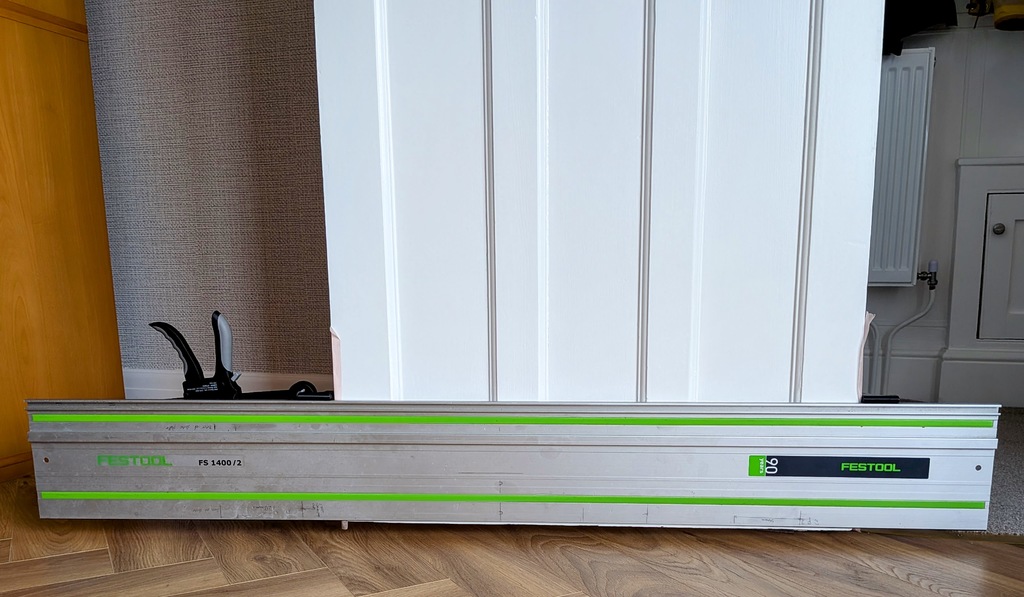 Зажим для обрезки краев дверей в месте установки для пил Festool