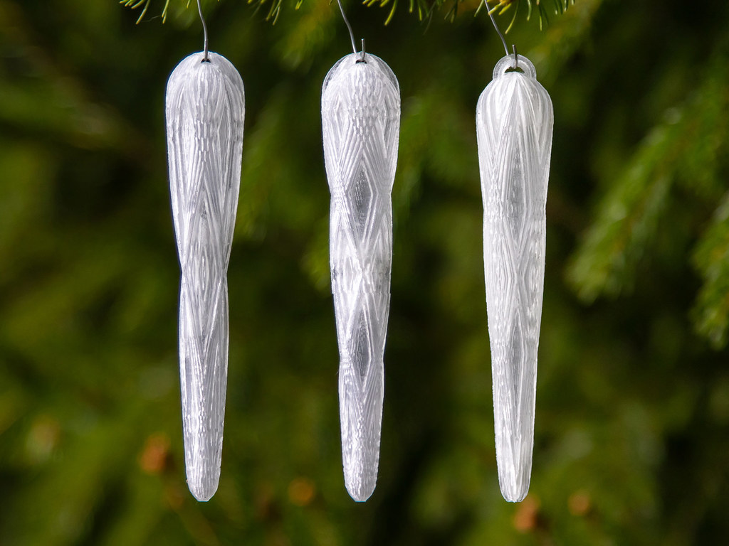 Елочные игрушки в виде драгоценных сосулек