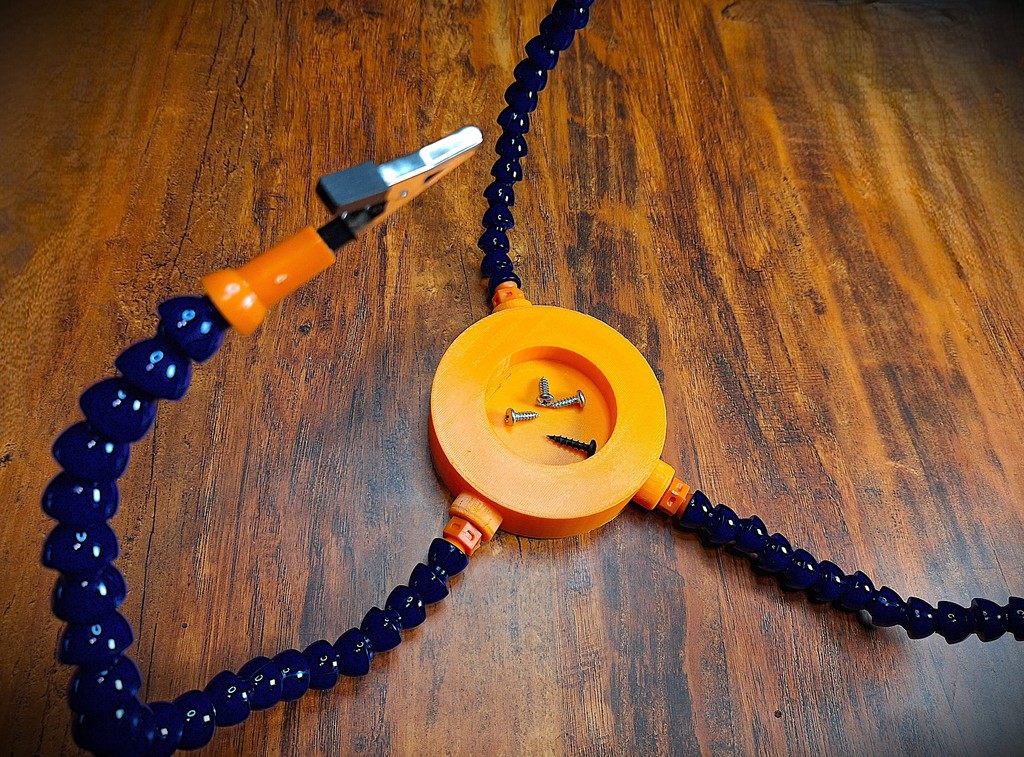 Помощник для пайки с подставкой и зажимами