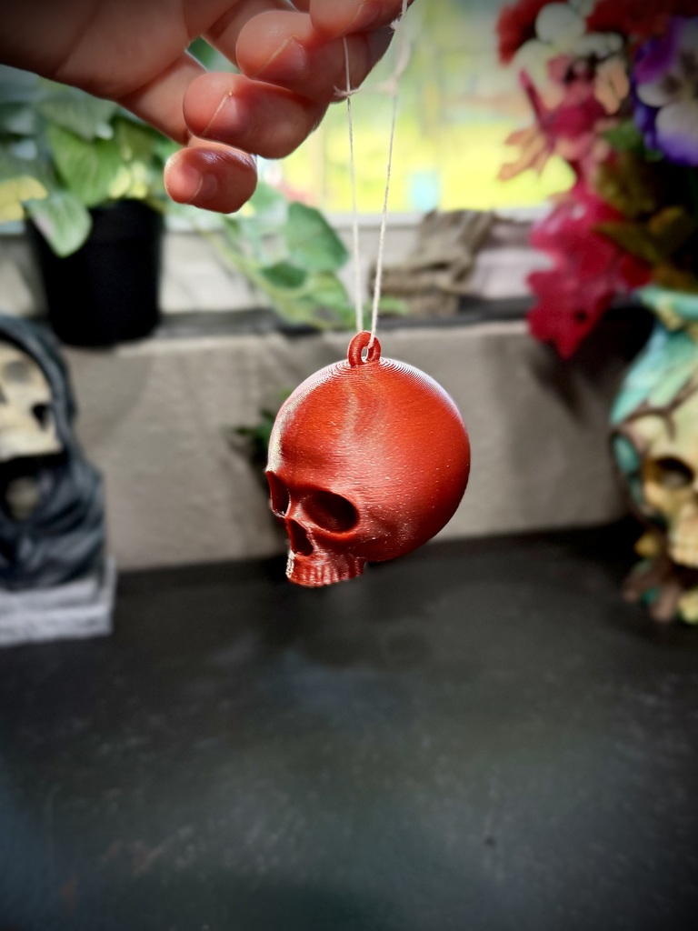 Готическая ёлочная игрушка в форме черепа