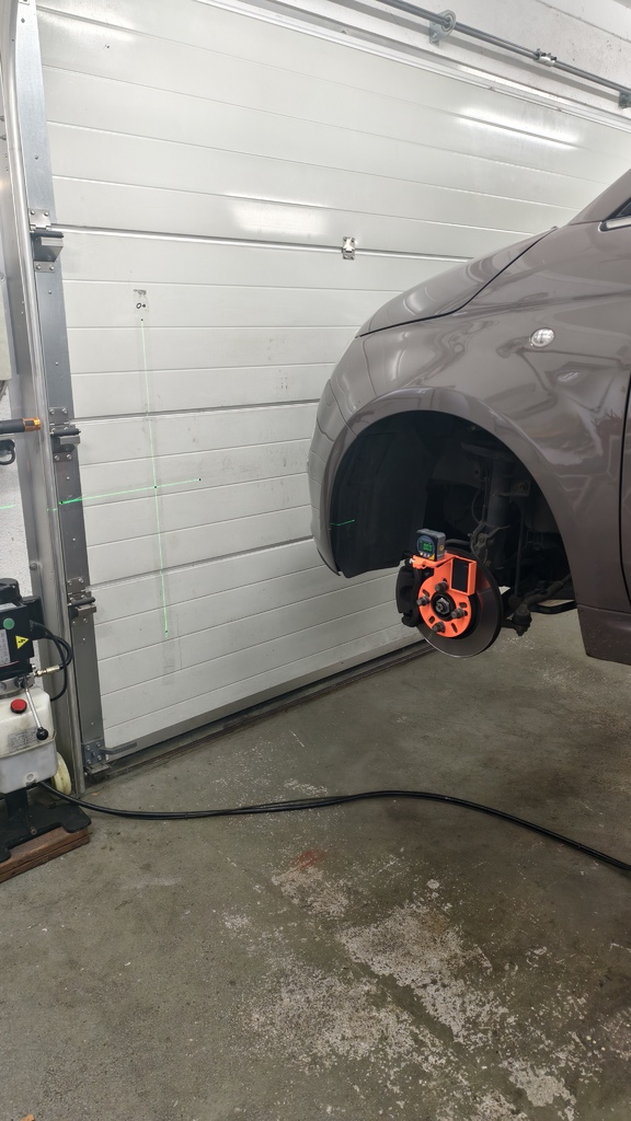 Инструмент для выравнивания колес автомобиля