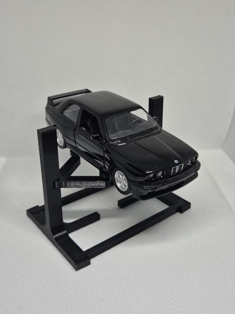 Миниатюрный подъемник для автомобилей