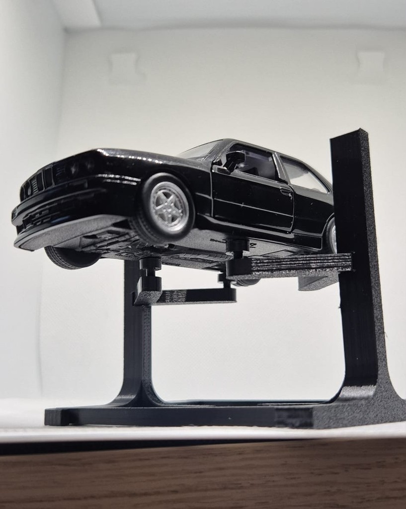 Миниатюрный подъемник для автомобилей