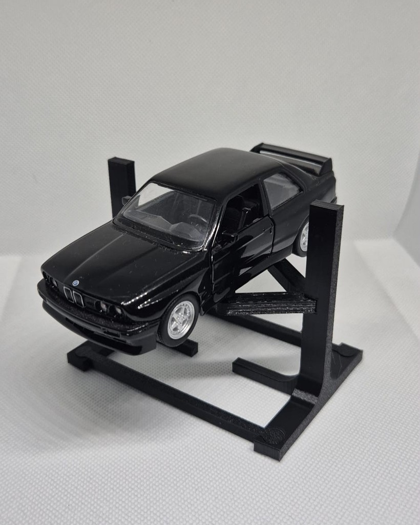 Миниатюрный подъемник для автомобилей