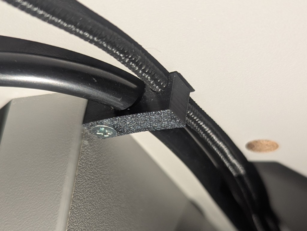 Управление кабелями под столом