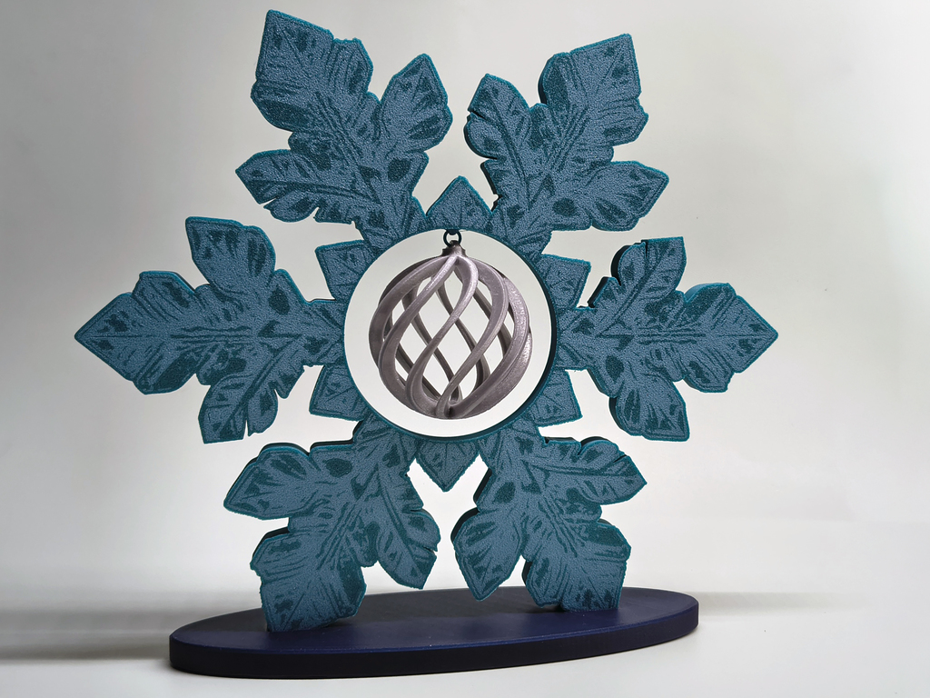 Снежинка с рождественским украшением