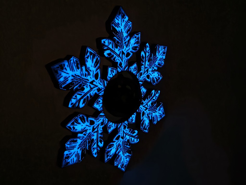 Снежинка с рождественским украшением