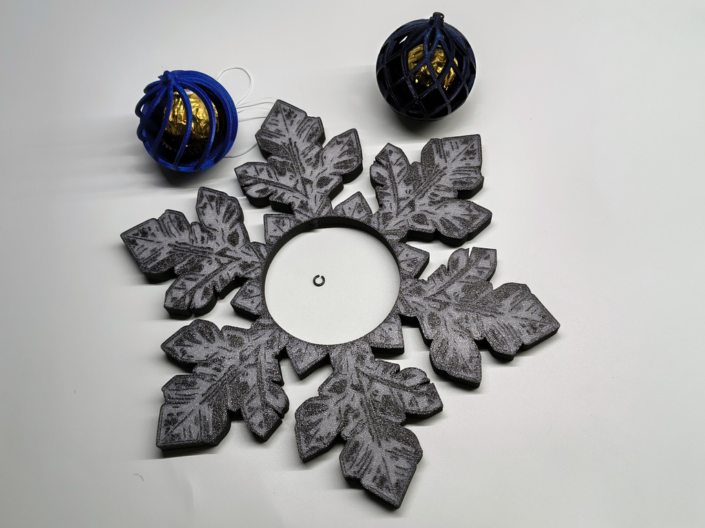 Снежинка с рождественским украшением