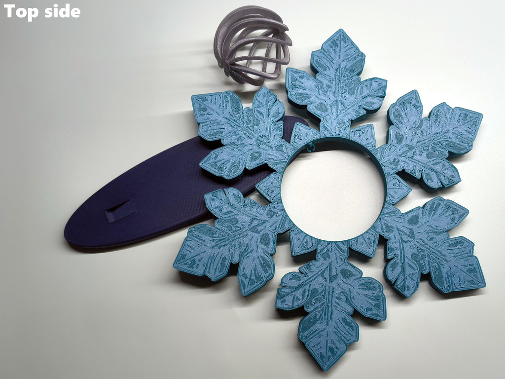 Снежинка с рождественским украшением