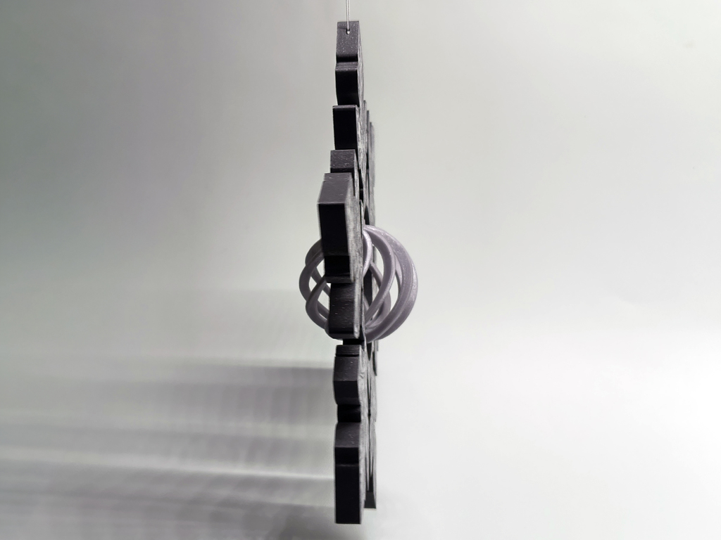 Снежинка с рождественским украшением