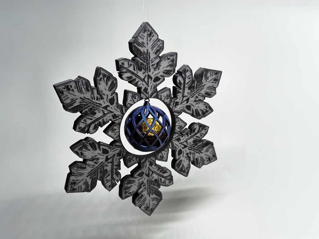 Снежинка с рождественским украшением