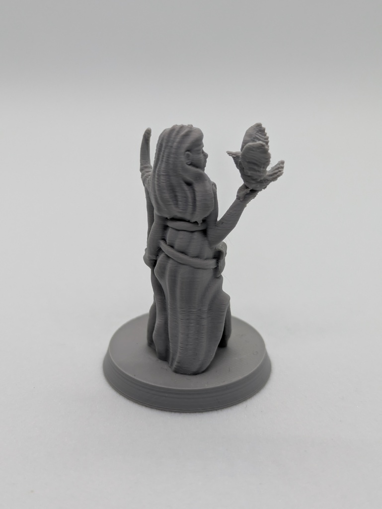 Миниатюра женского друида для FDM печати без поддержки