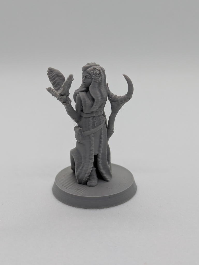 Миниатюра женского друида для FDM печати без поддержки