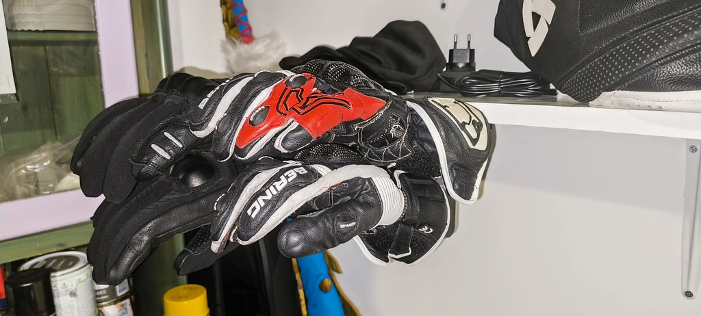 Держатель для мотоперчаток