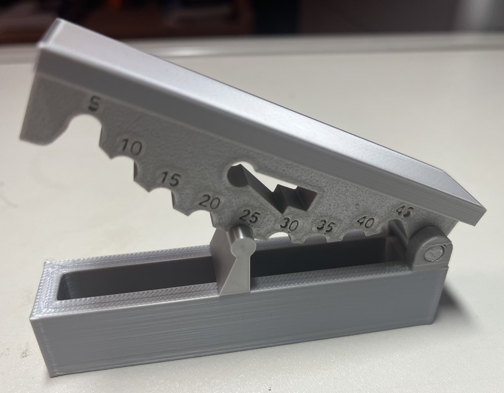 Уголковая опора для мастерской