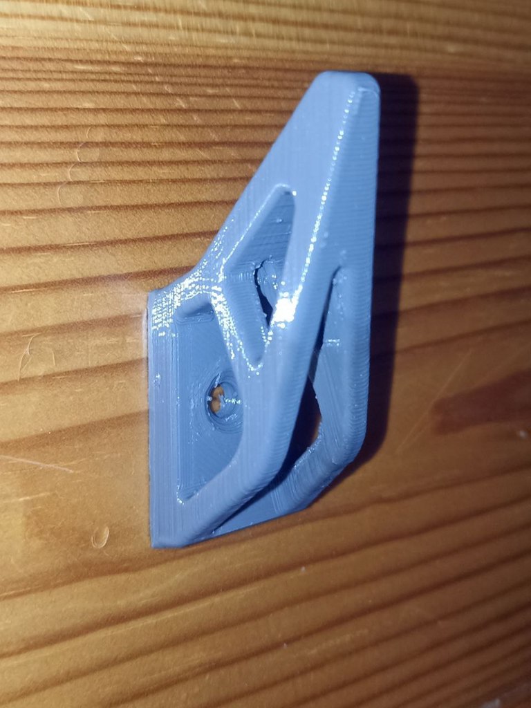 Футуристическая вешалка для одежды