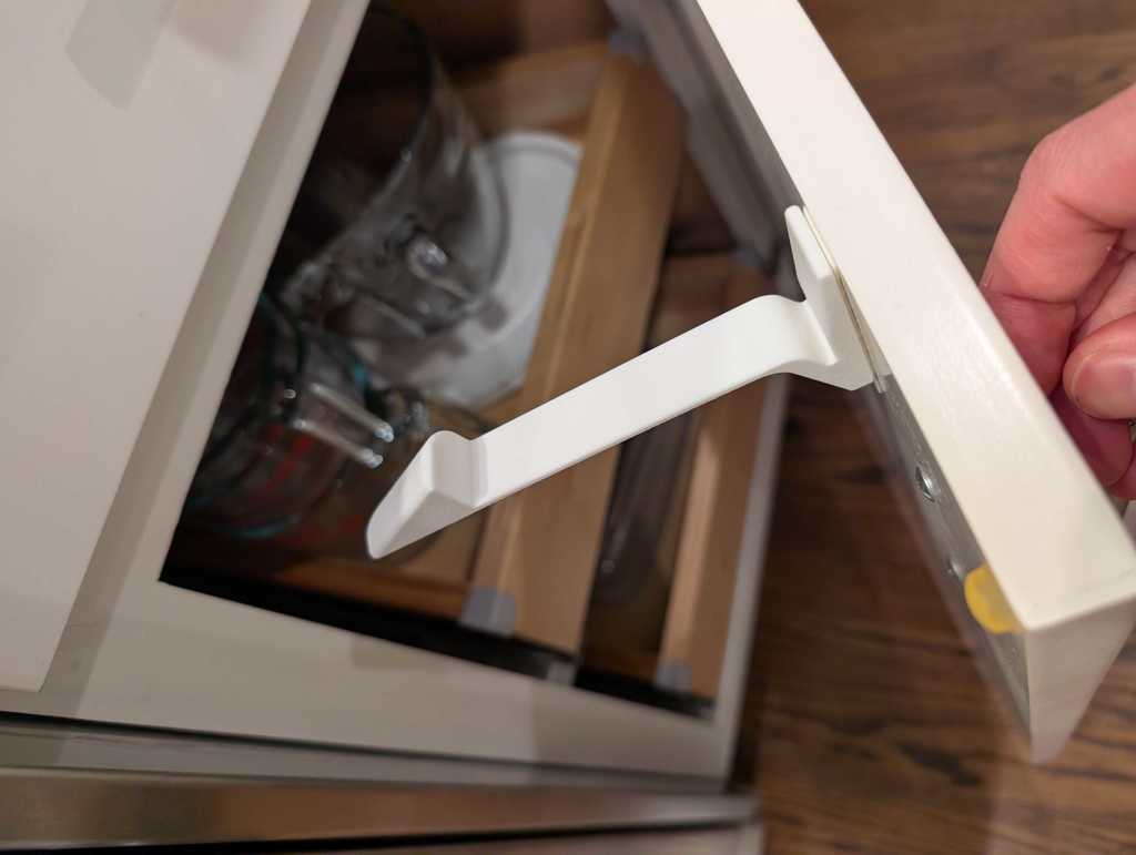 Детский замок для шкафа с правым шарниром на 3M