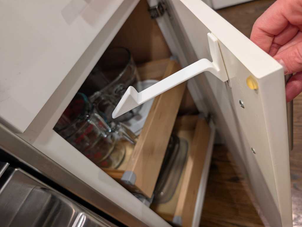 Детский замок для шкафа с правым шарниром на 3M