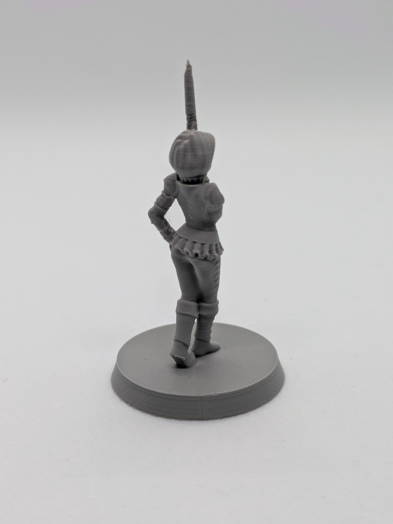 Женский боец в позе фехтования