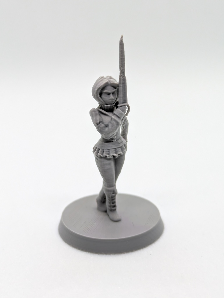 Женский боец в позе фехтования