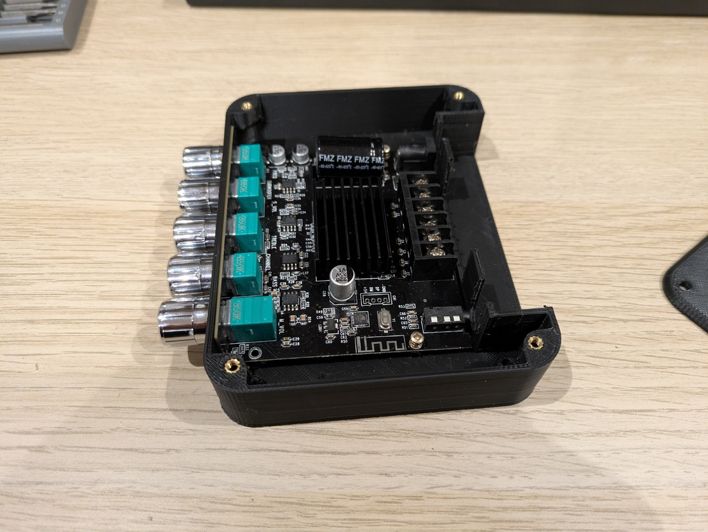 Корпус усилителя 2.1 - Модель KH-K58