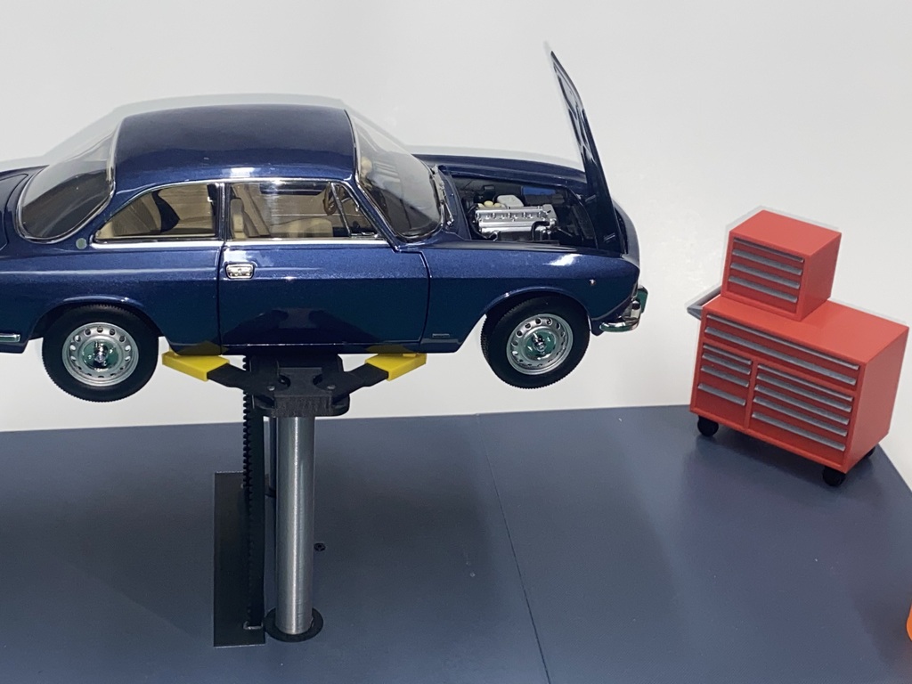 Модель механического инструмента в масштабе 1/18