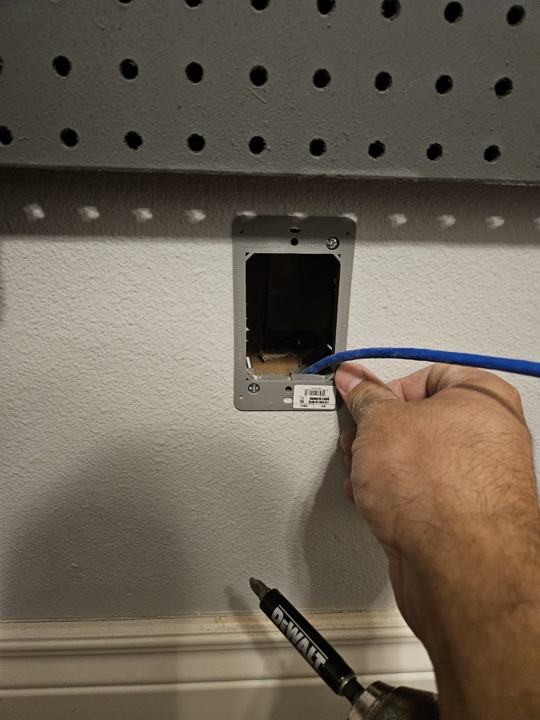 Шаблон настенной панели для низковольтных систем