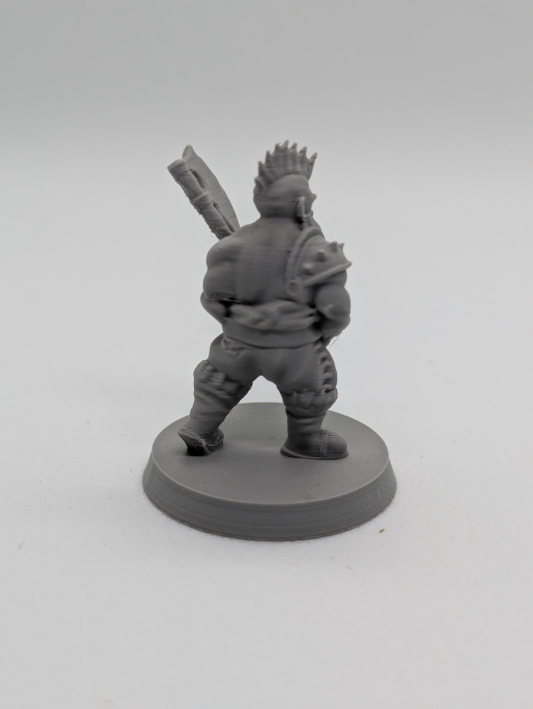 Миниатюра гнома-варвара без поддержки