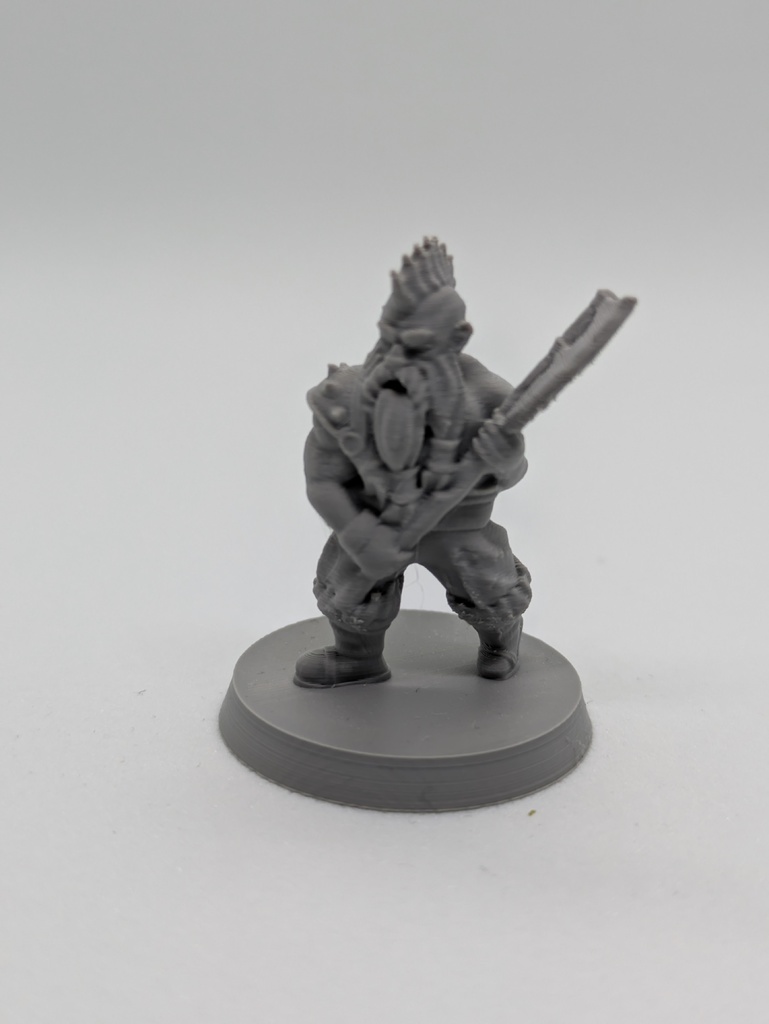 Миниатюра гнома-варвара без поддержки