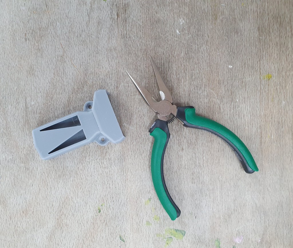 Крепление для плоскогубцев на стену