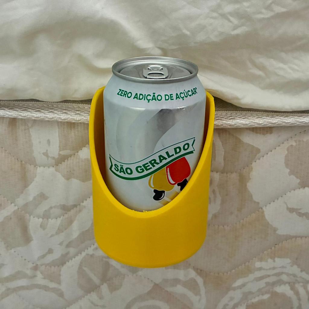 Держатель для чашки на прикроватной тумбочке