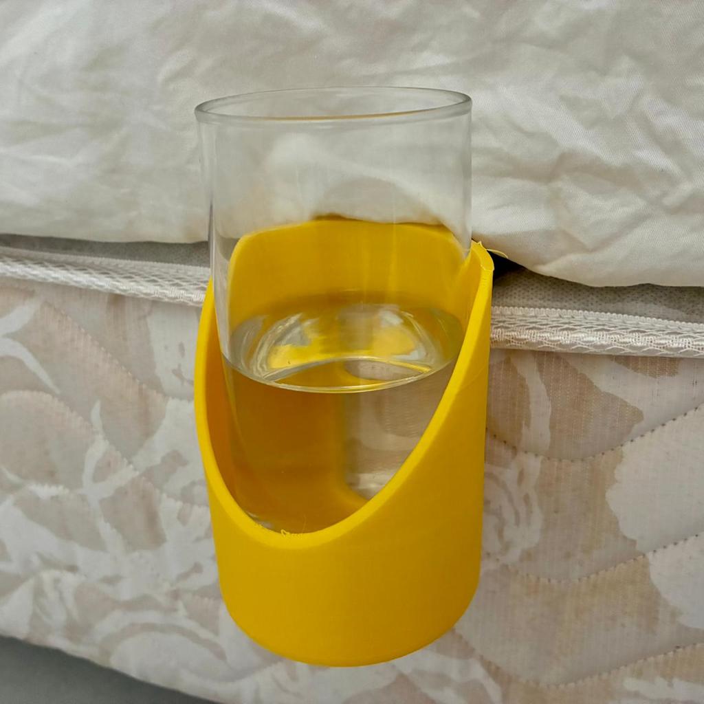 Держатель для чашки на прикроватной тумбочке