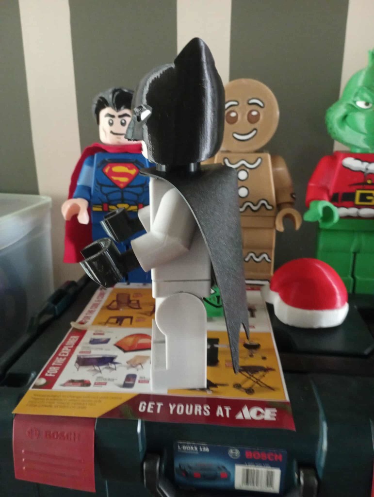 Гигантская минифигура Бэтмена