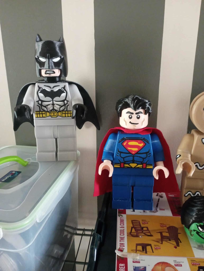 Гигантская минифигура Бэтмена