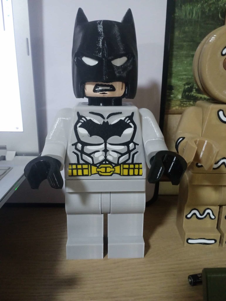 Гигантская минифигура Бэтмена