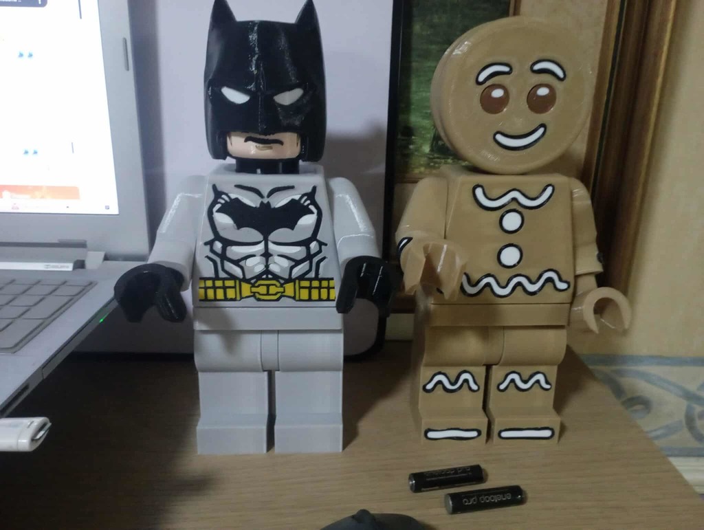 Гигантская минифигура Бэтмена