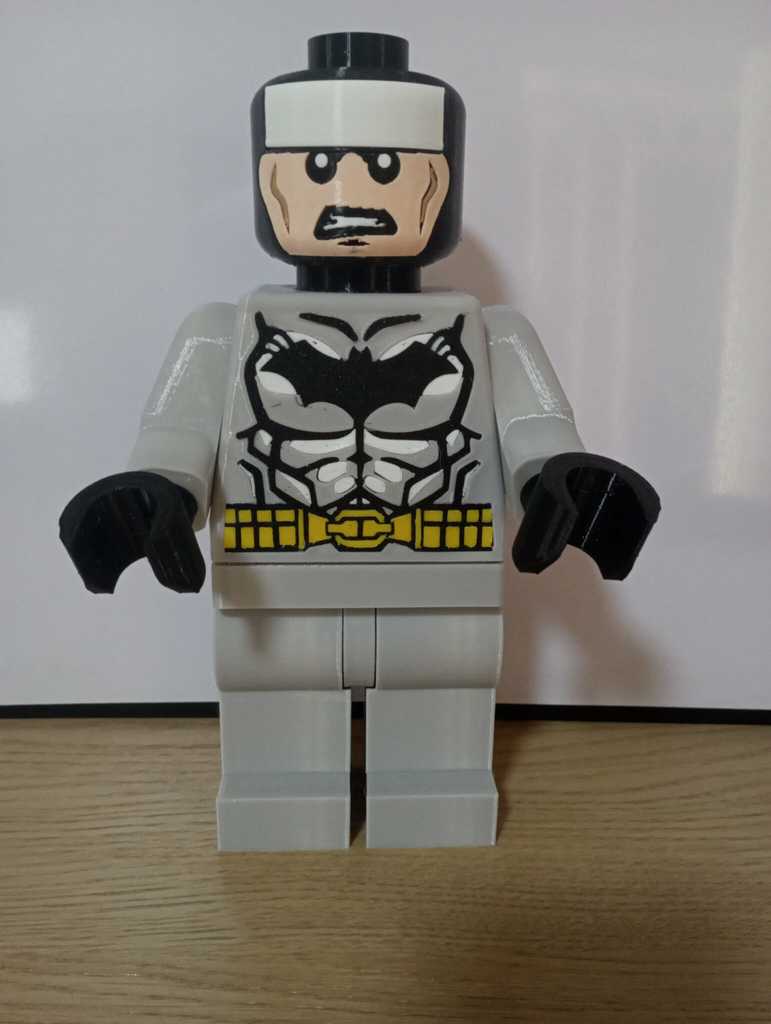 Гигантская минифигура Бэтмена
