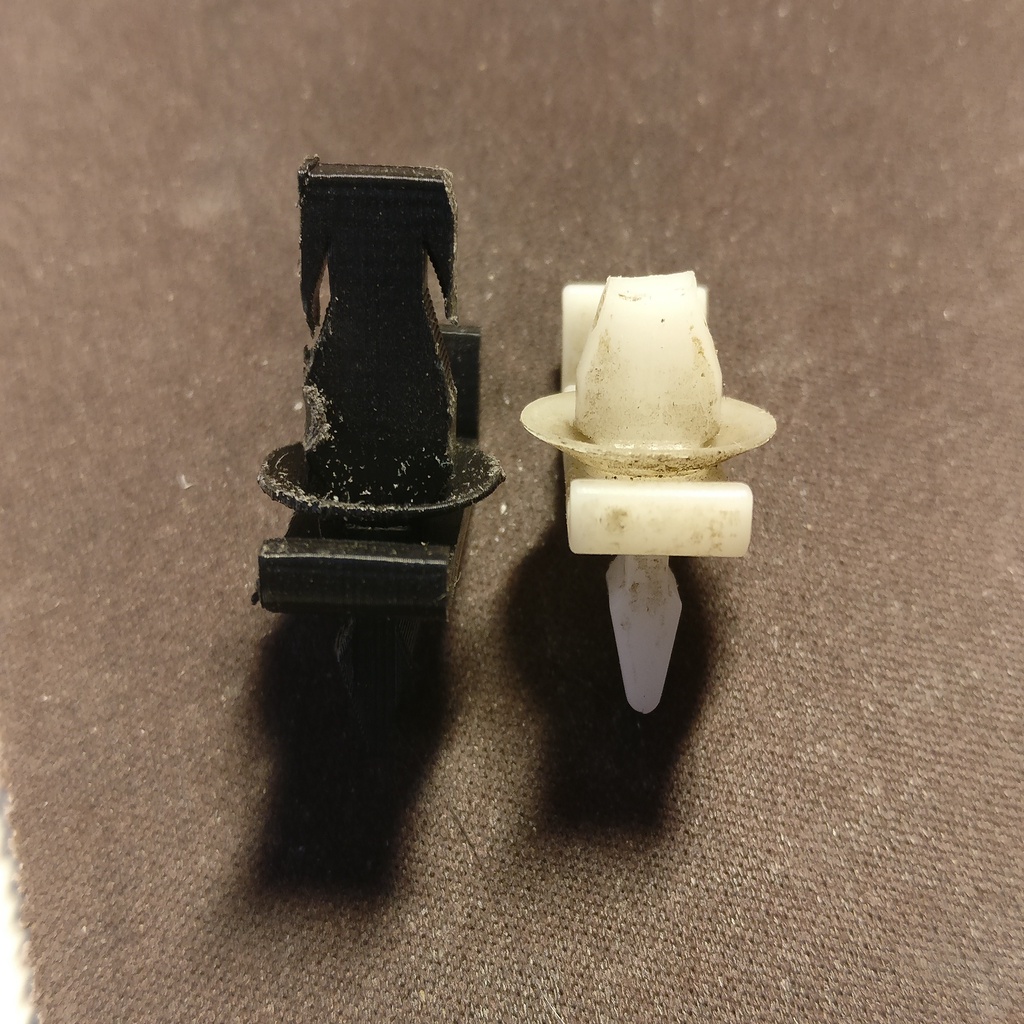 Зажим панели двери Mercedes Benz C124