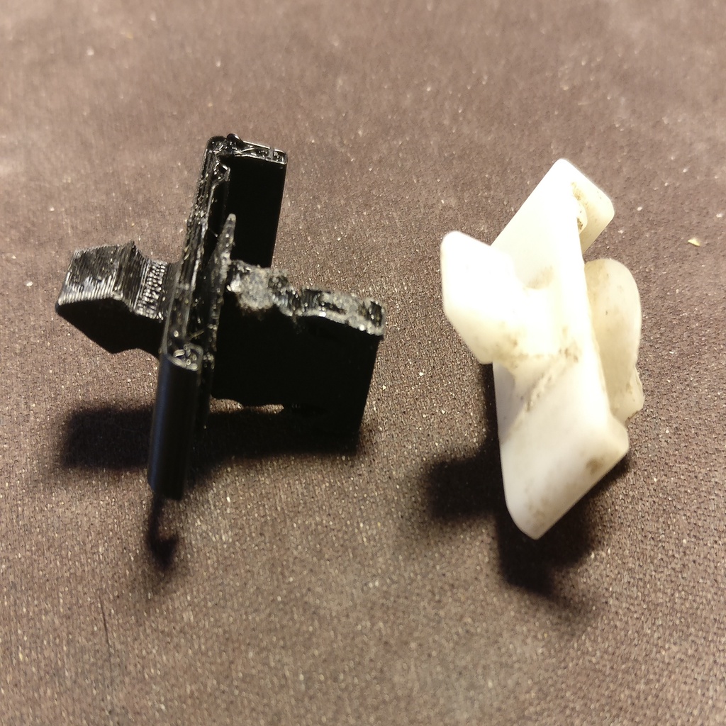 Зажим панели двери Mercedes Benz C124