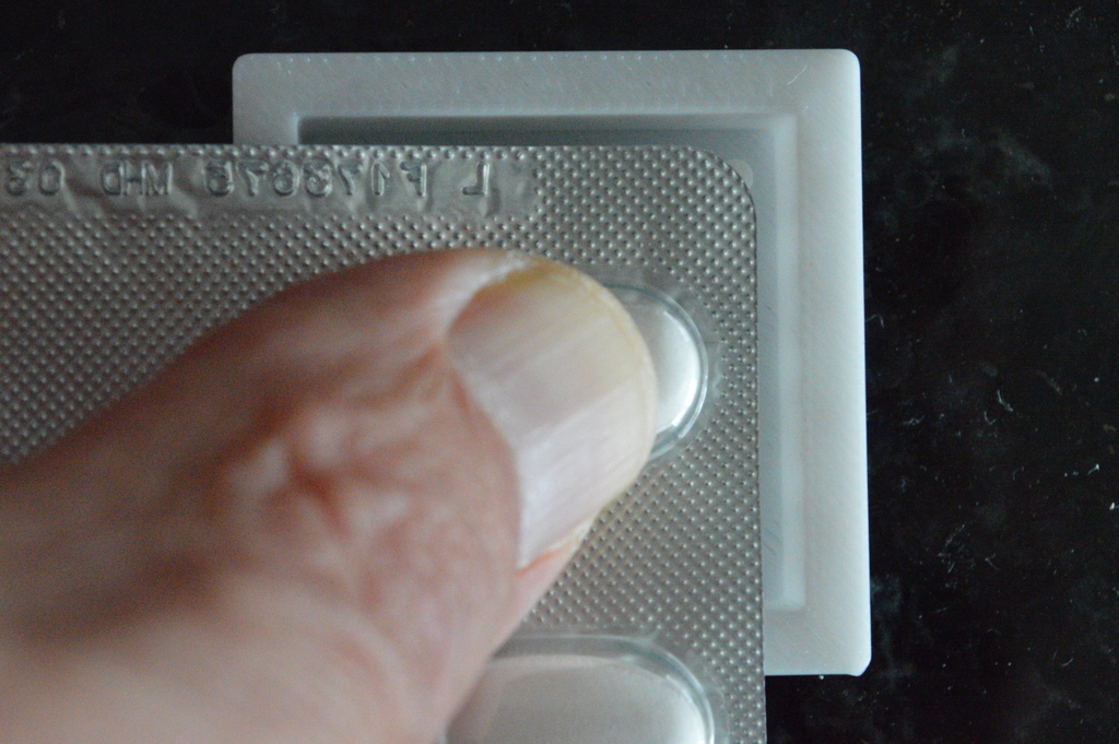 Открывалка для блистеров с таблетками