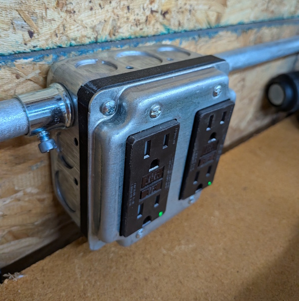 Пространственный адаптер для электрической коробки