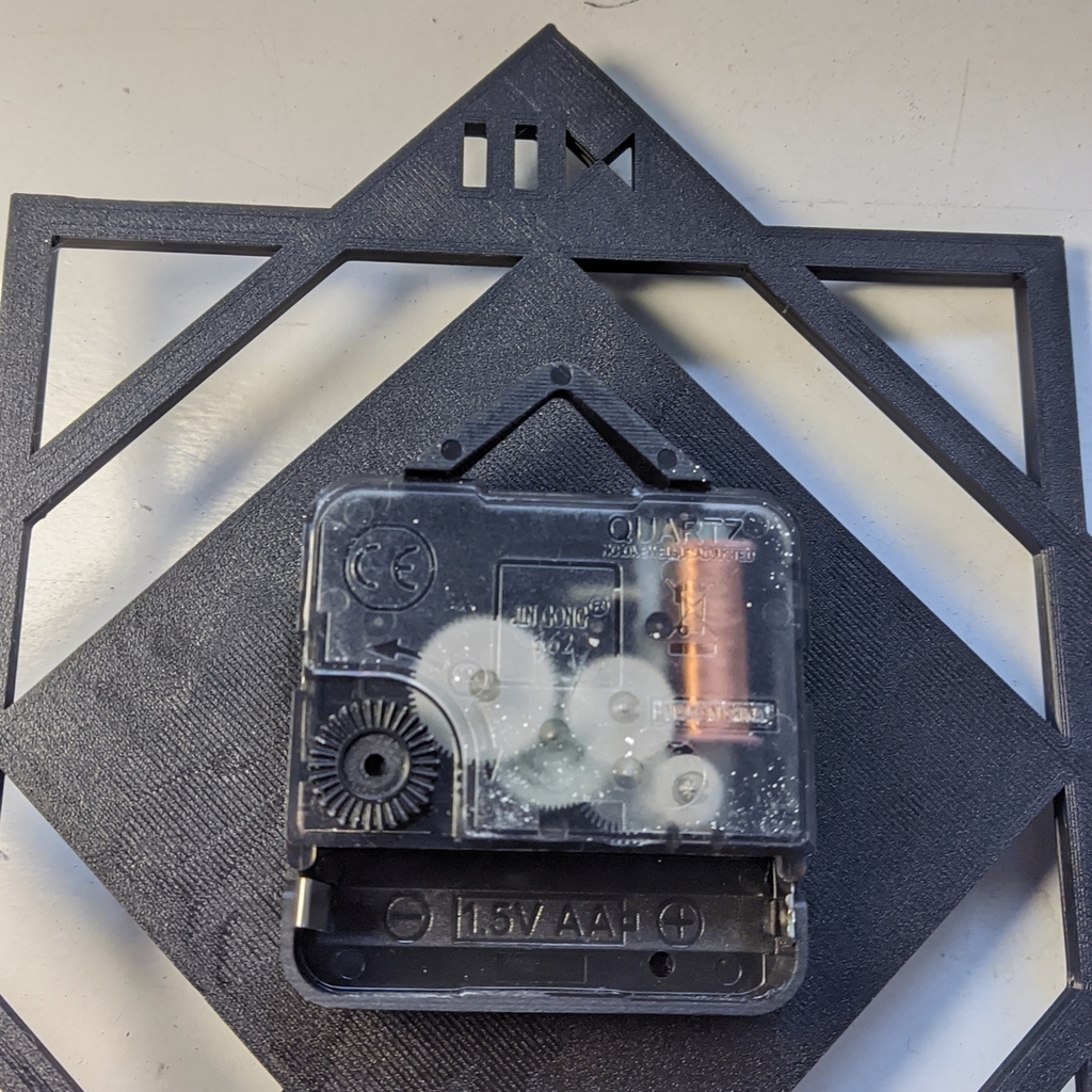 Настенные часы с римскими цифрами