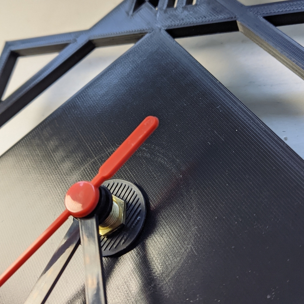 Настенные часы с римскими цифрами