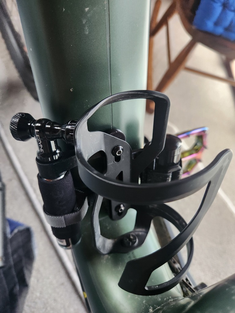 Держатель для картриджа C02 под бутылку