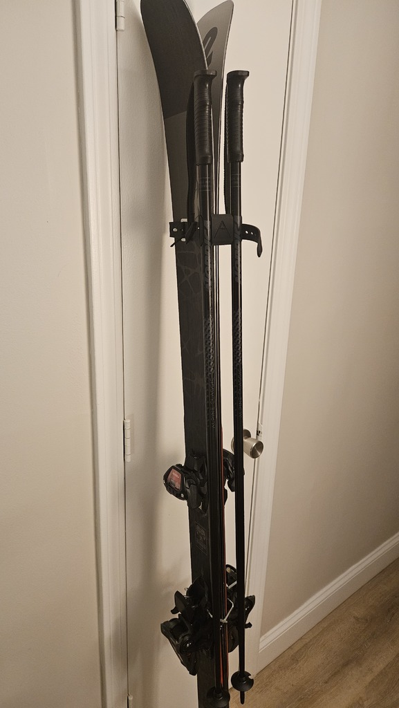 Клипса для крепления лыжных палок