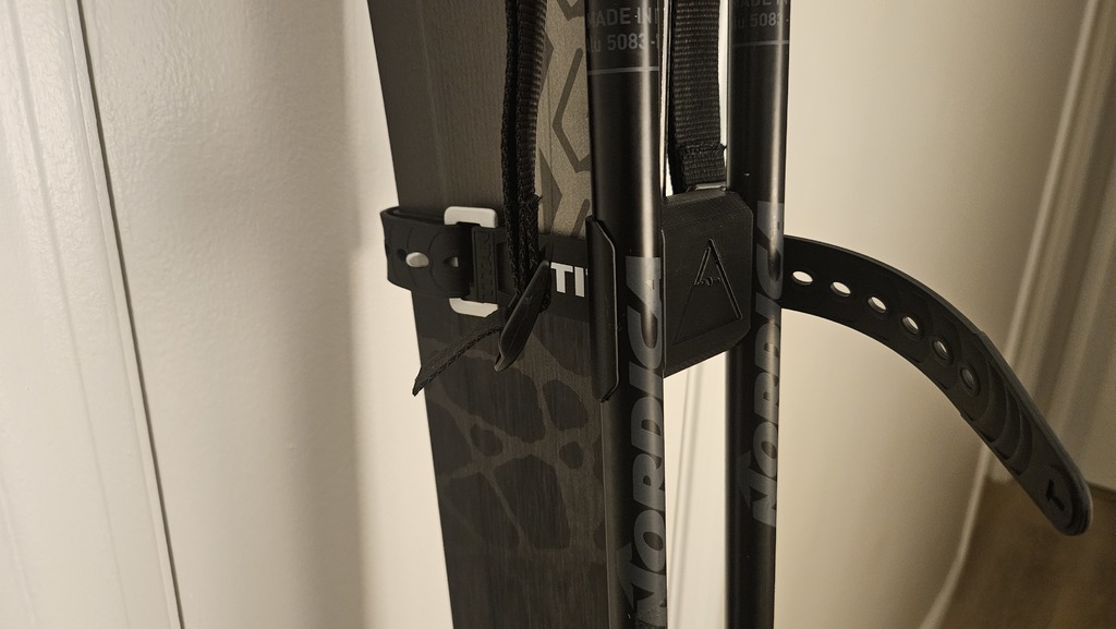 Клипса для крепления лыжных палок