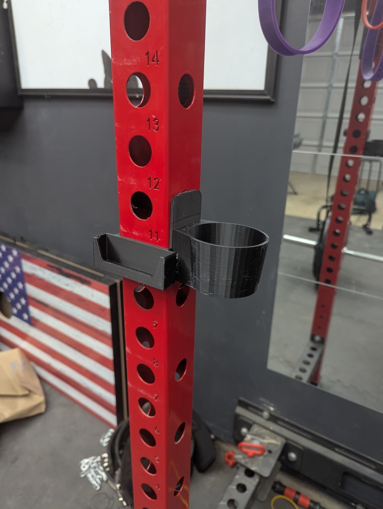 Держатель для телефона и кружки на стойке для приседаний